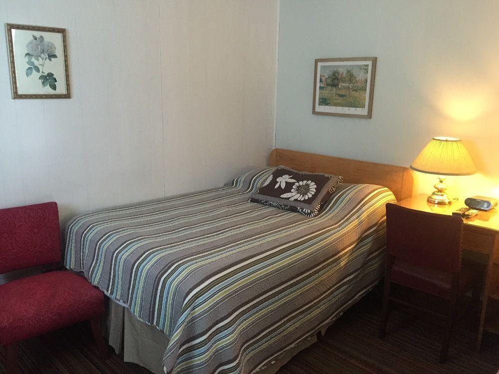 Twin Peaks Motel Napanee Экстерьер фото
