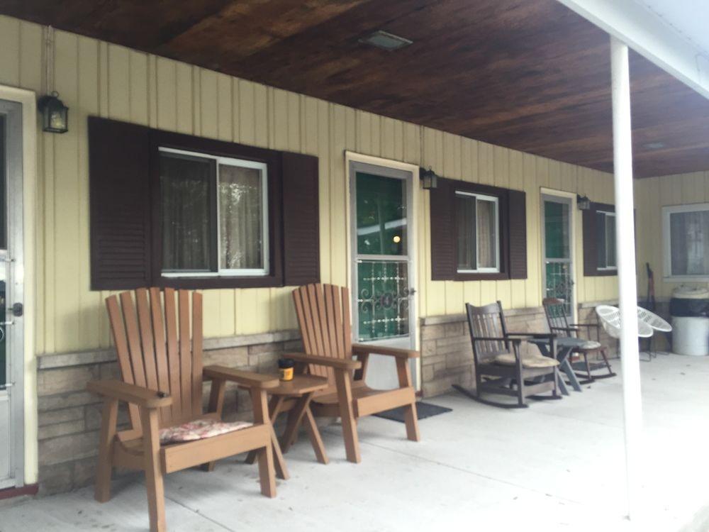 Twin Peaks Motel Napanee Экстерьер фото