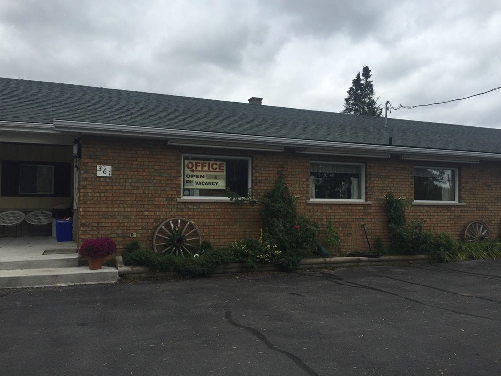 Twin Peaks Motel Napanee Экстерьер фото