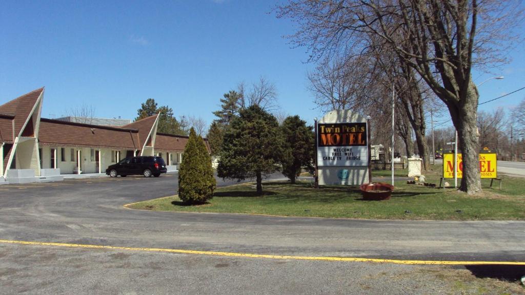 Twin Peaks Motel Napanee Экстерьер фото
