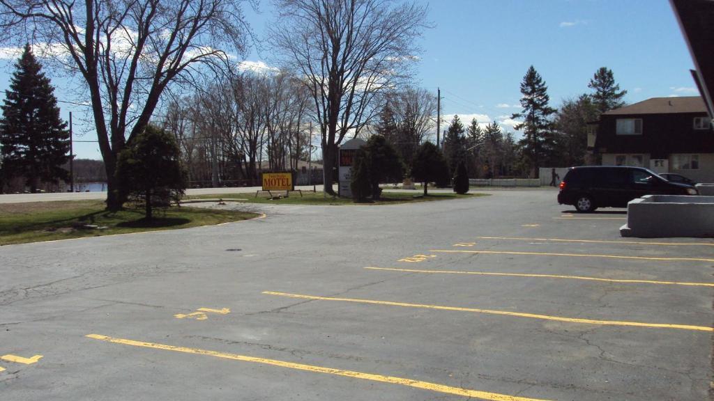 Twin Peaks Motel Napanee Экстерьер фото