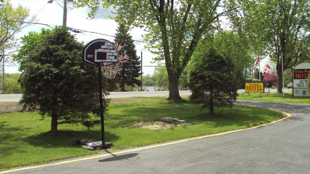Twin Peaks Motel Napanee Экстерьер фото