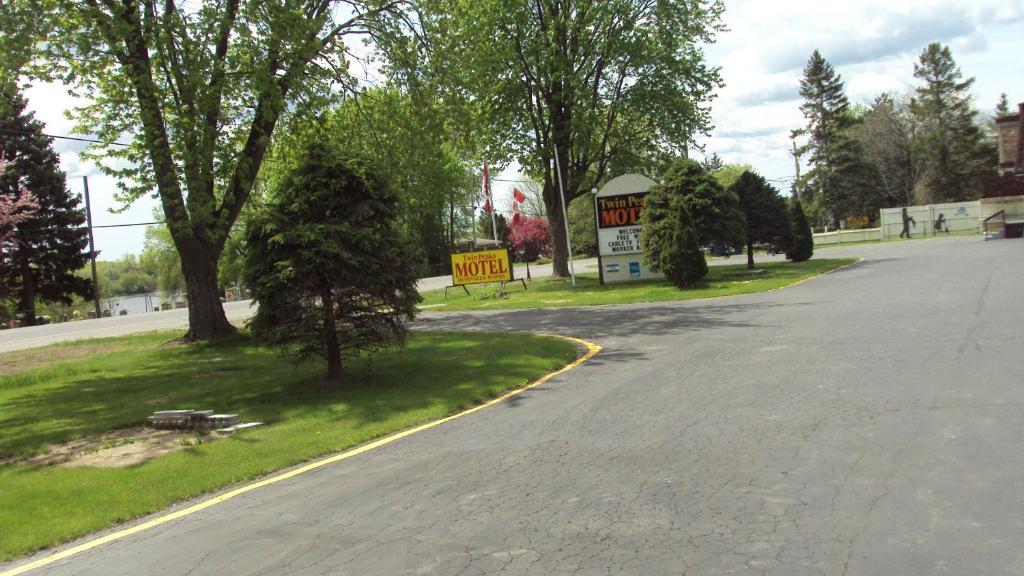 Twin Peaks Motel Napanee Экстерьер фото