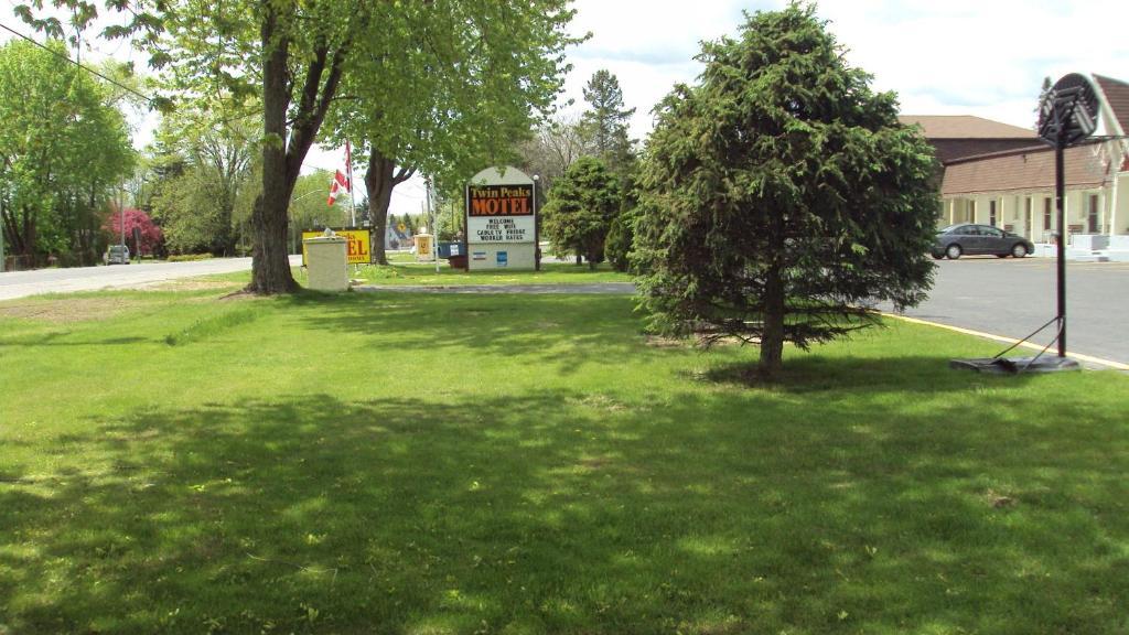 Twin Peaks Motel Napanee Экстерьер фото