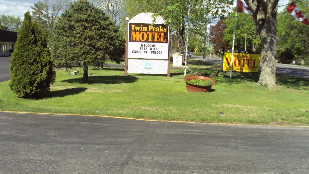 Twin Peaks Motel Napanee Экстерьер фото