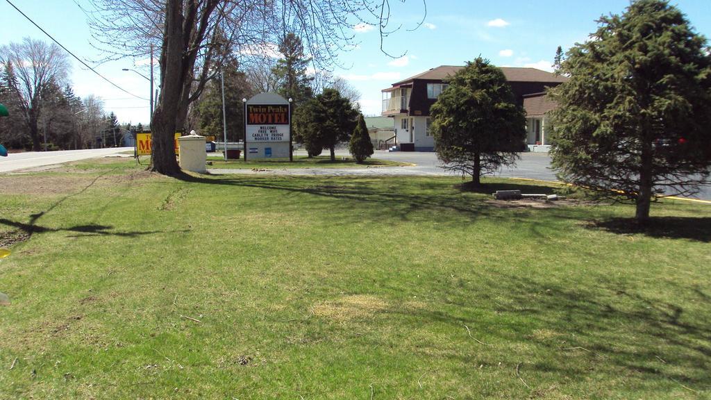 Twin Peaks Motel Napanee Экстерьер фото