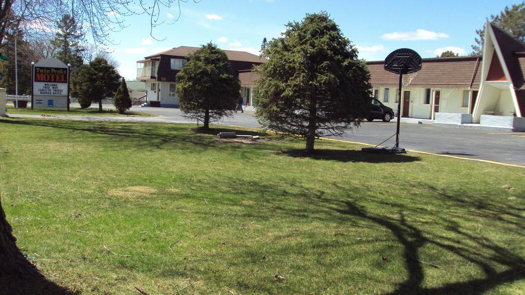 Twin Peaks Motel Napanee Экстерьер фото